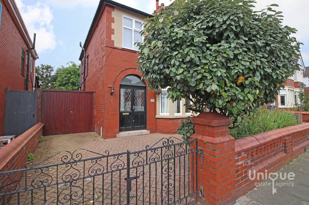 Property photo 1 of 28