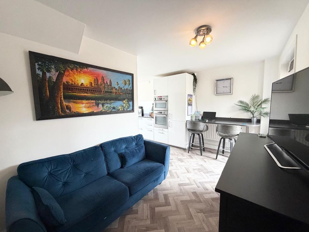 Property photo 3 of 22 Snug