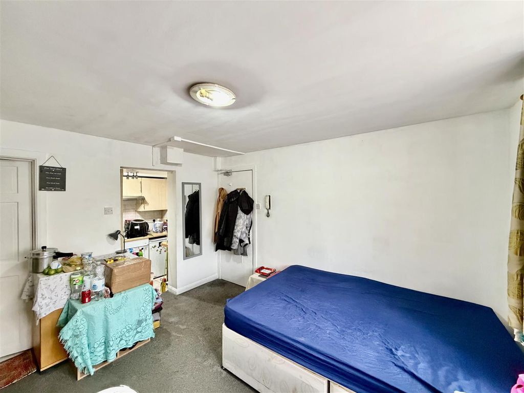 Property photo 2 of 5 Studio