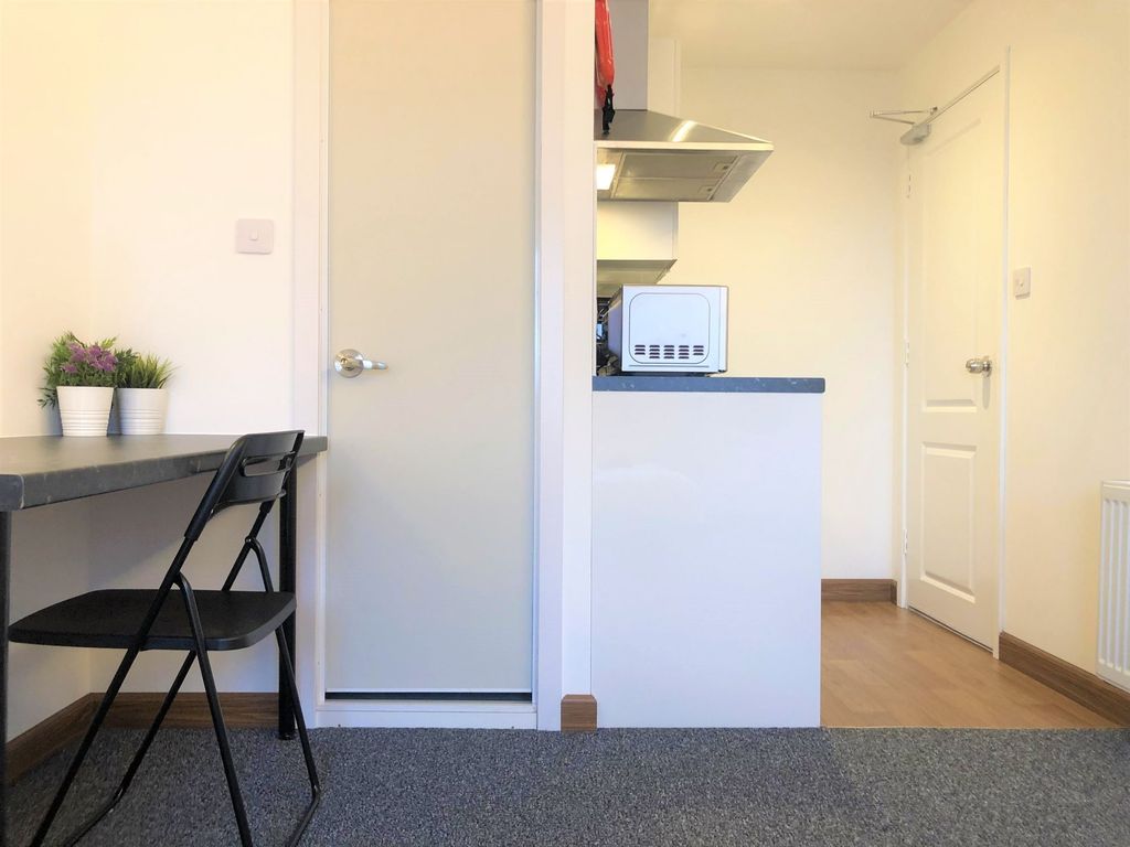 Property photo 2 of 6 A Bright And Tidy Communal Workspace Featuring A S...