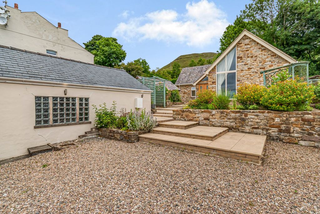 Property photo 2 of 46
