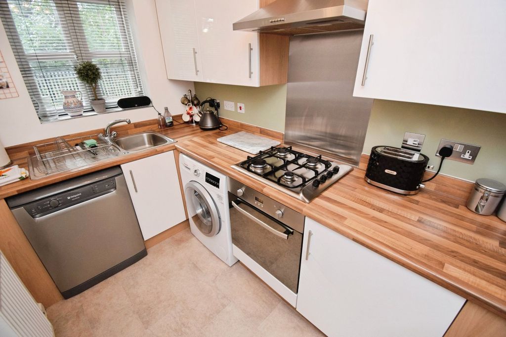 Property photo 3 of 18 Kitchen