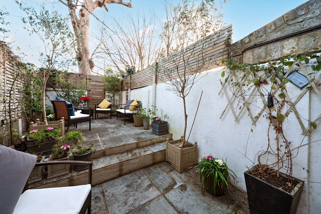 Property photo 3 of 17 1395482-21-695Cda...