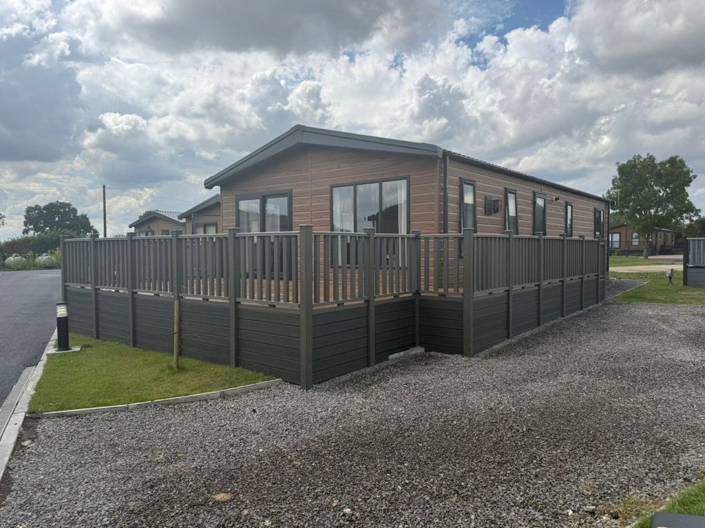 Property photo 1 of 17 Image00002