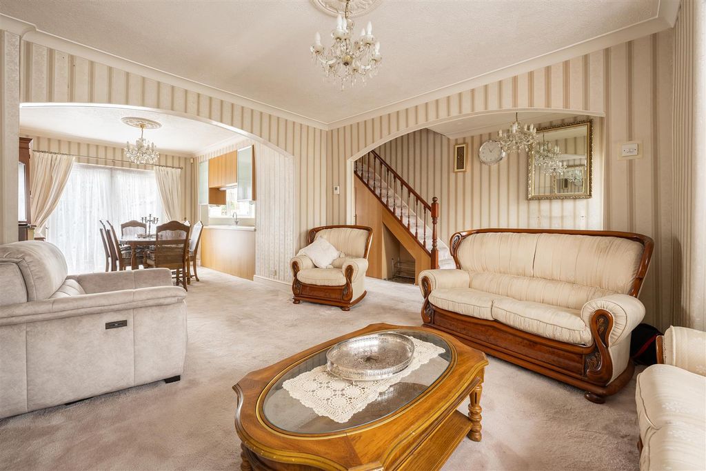 Property photo 2 of 26 New Road, E4