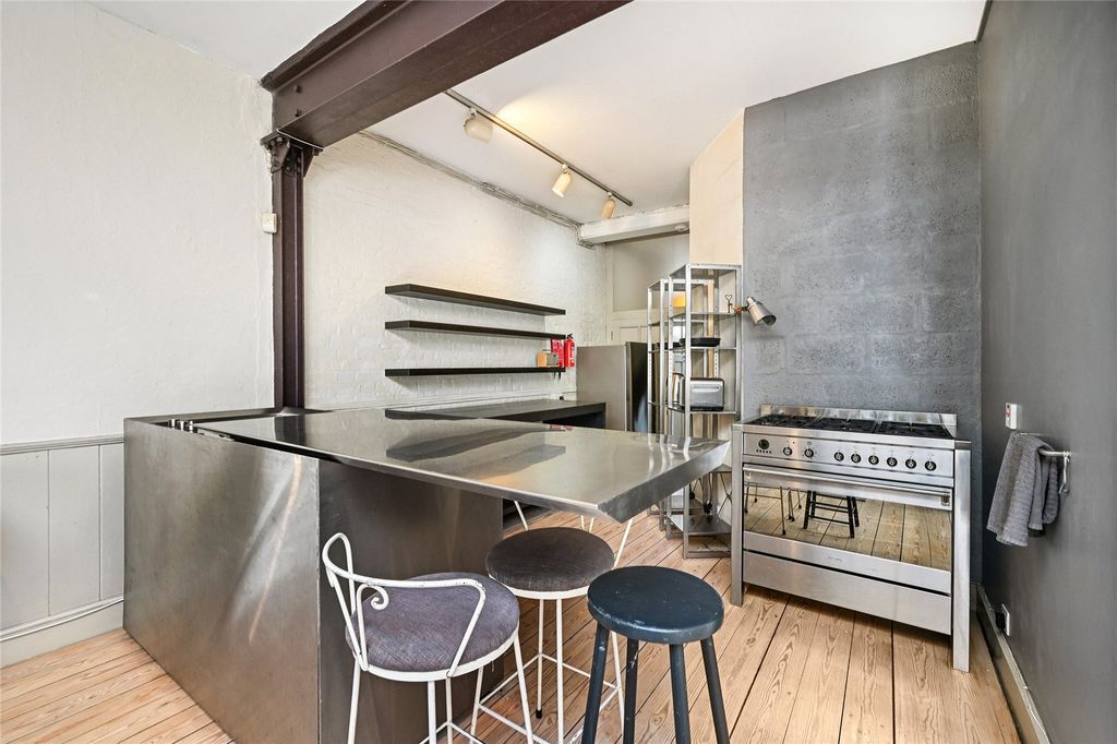 Property photo 3 of 18 Kitchen