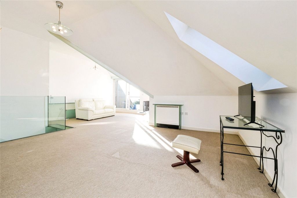 Property photo 2 of 17 Lounge Area