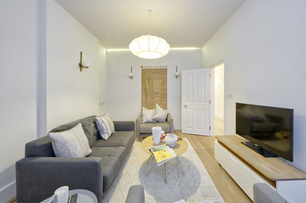Property photo 3 of 15 Lennox Gardens