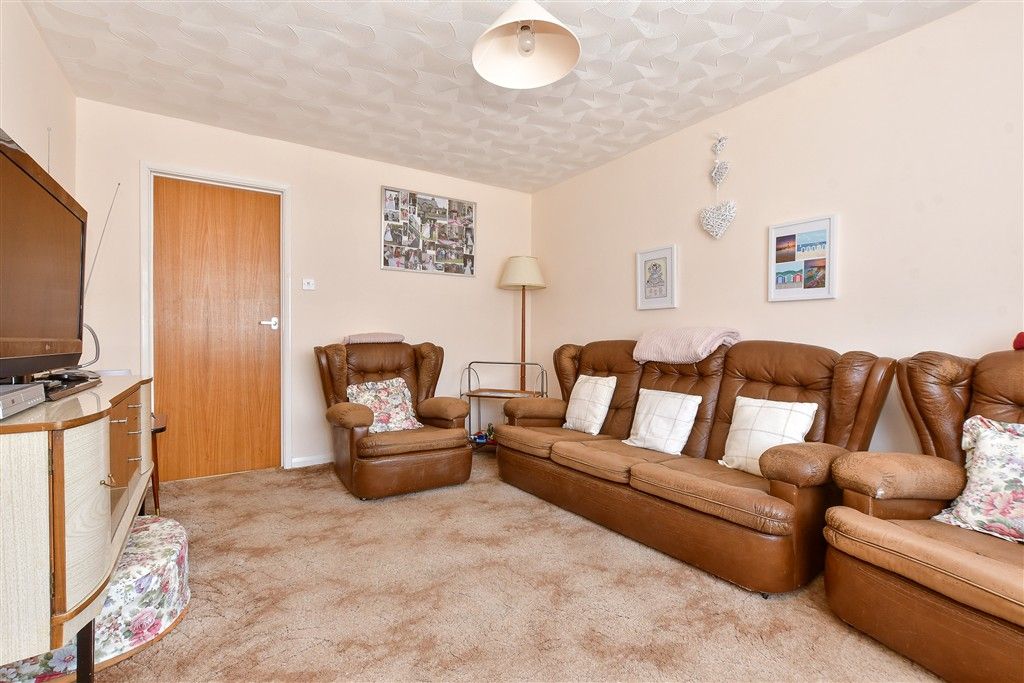 Property photo 3 of 14 Lounge