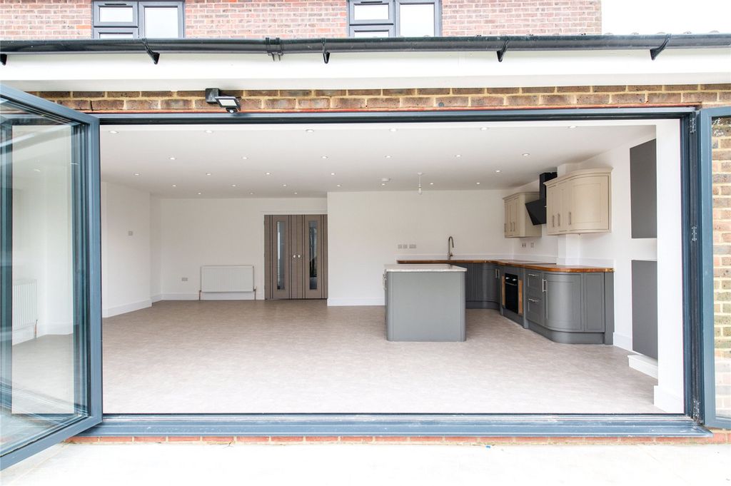 Property photo 2 of 29 Picture No. 30