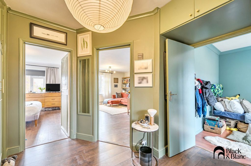 Property photo 3 of 14 Hallway