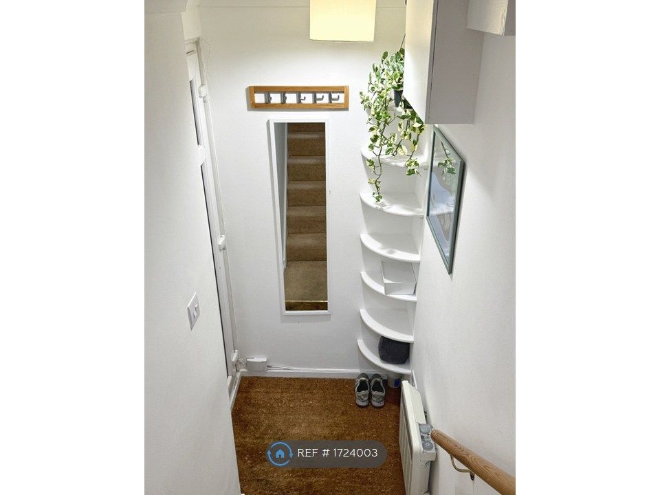 Property photo 3 of 15 Entrance (Night)