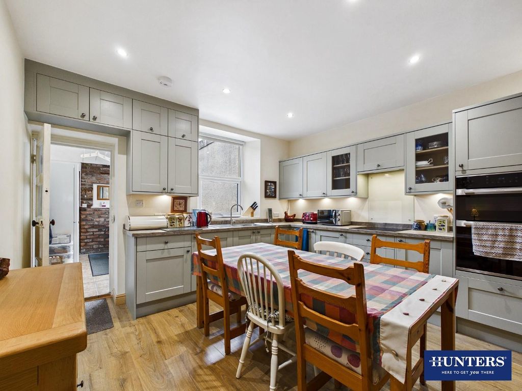 Property photo 3 of 25 Dining Kitchen