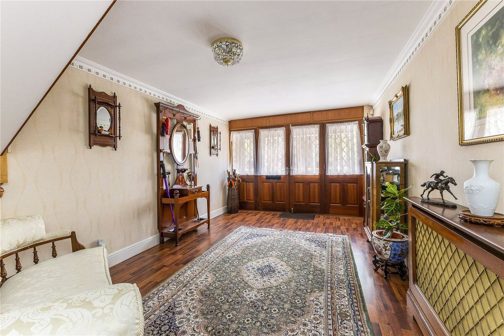 Property photo 2 of 23 Entrance Hall