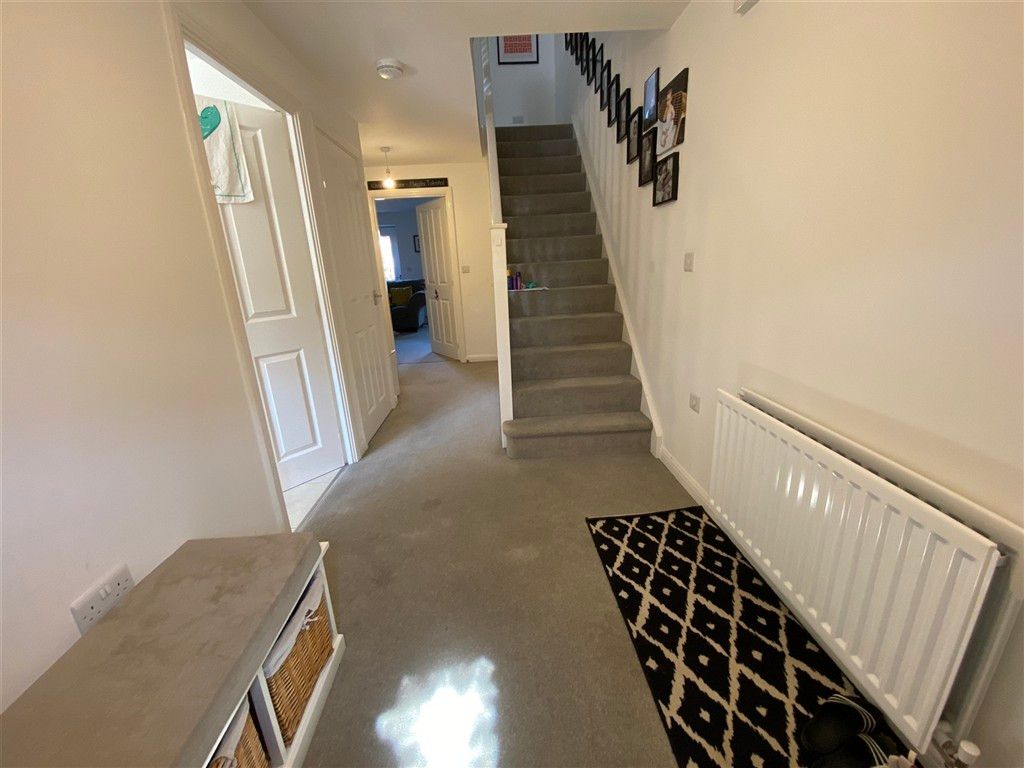 Property photo 2 of 11 Hallway