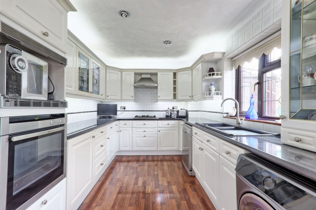 Property photo 3 of 31 Picture No. 24