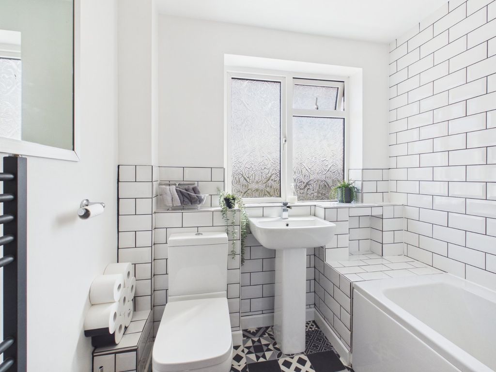 Additional image 6 of 2 bed flat for saleThe Broadway, Farnham Common, Buckinghamshire SL2