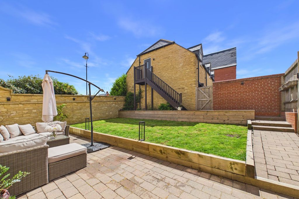 Property photo 2 of 31