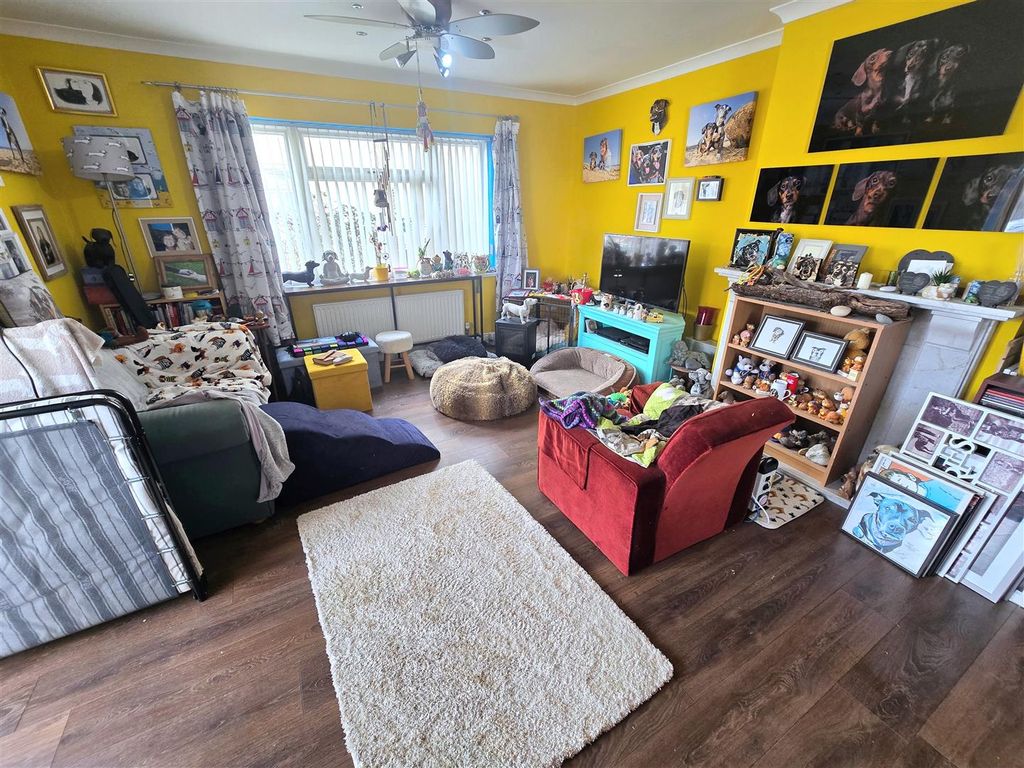 Property photo 3 of 10 Lounge