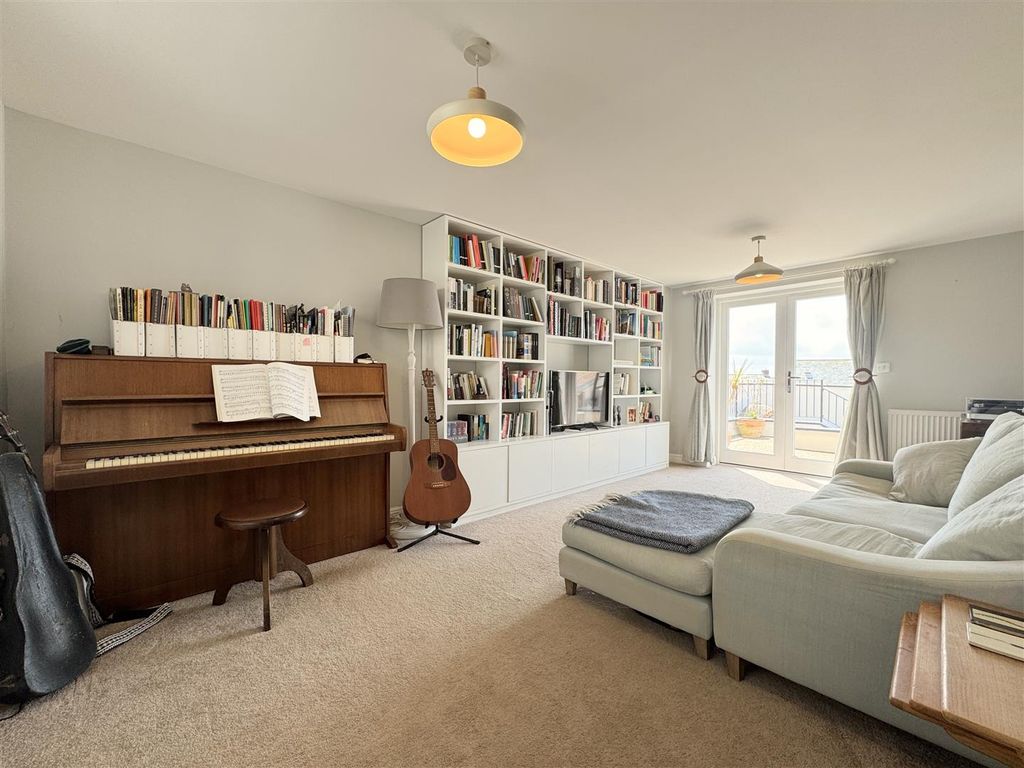 Property photo 3 of 26 Lounge