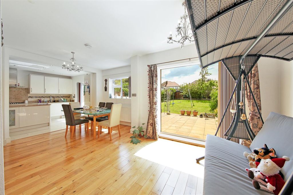 Property photo 3 of 12 95 Carlton Avenue West - 6Iwbl9Awhxh0Yxednase.Jpg