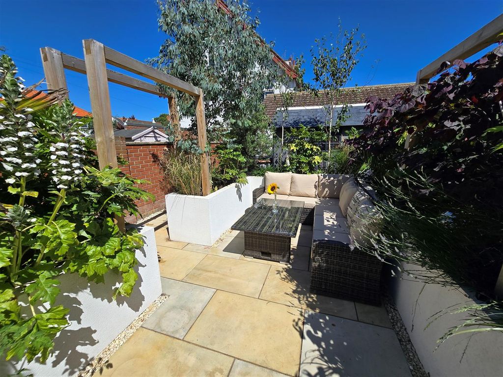Property photo 2 of 19 Garden