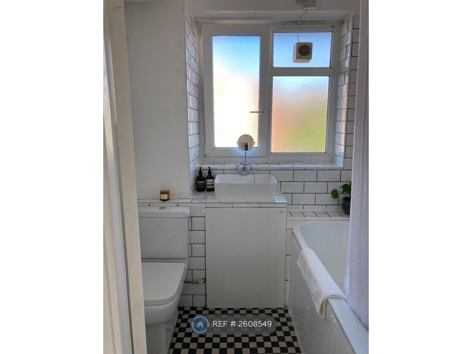 Property photo 2 of 18 Bathroom