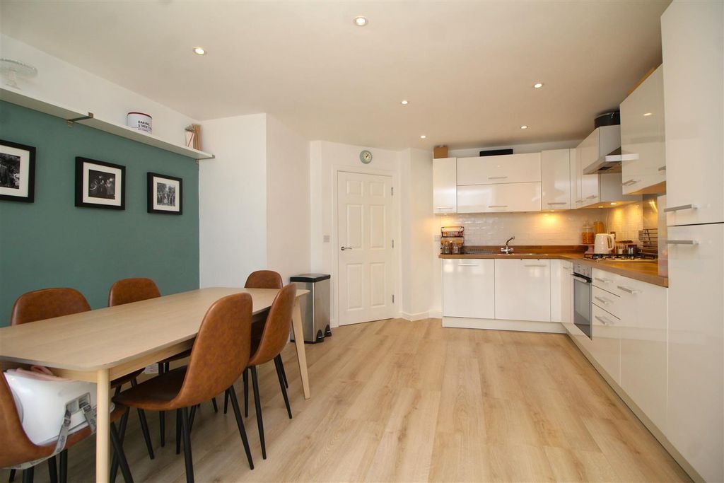 Property photo 3 of 21 Kitchen Diner .Jpg