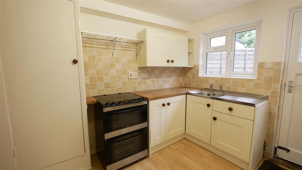 Property photo 3 of 10 Kitchen