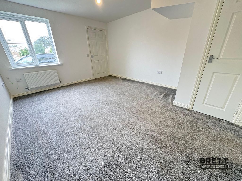 Property photo 3 of 10 Living Room