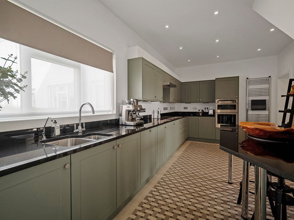 Property photo 3 of 32