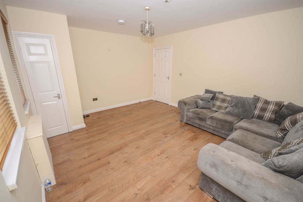 Property photo 2 of 11 Lounge