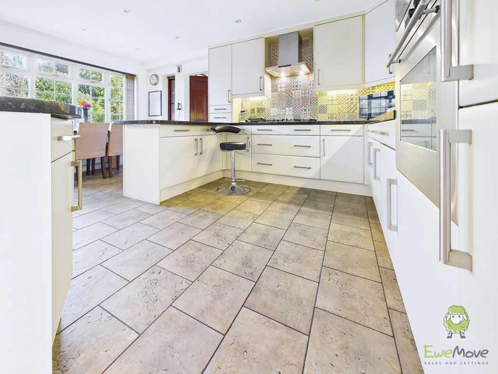 Property photo 2 of 40 Cam01543G0-Pr0169-Still001