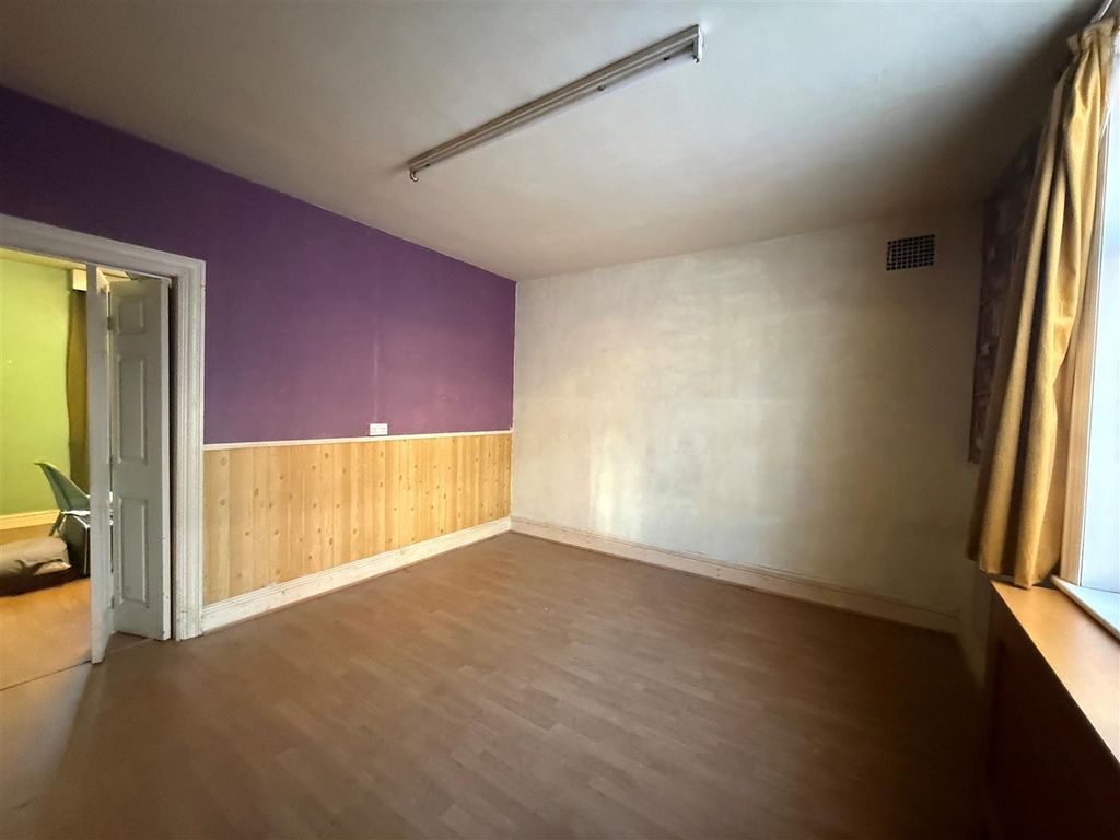 Property photo 3 of 8 62 Qvs - Dining Room.Jpg