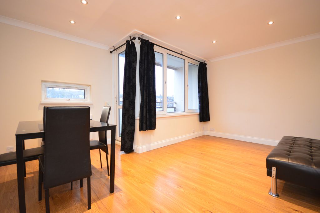 Property photo 1 of 10 3 Double Bedroom Flat To Rent