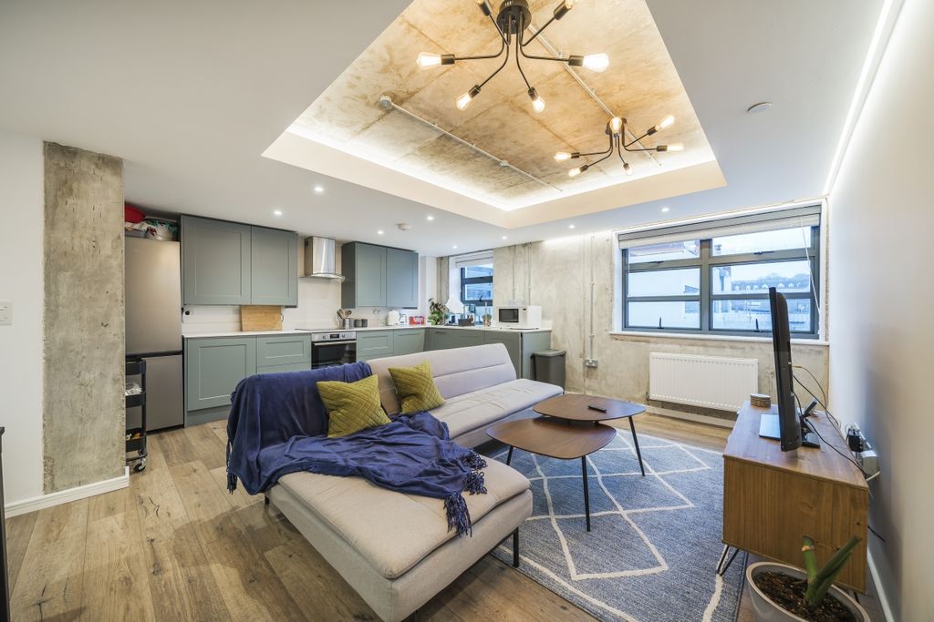 Property photo 1 of 7 940680 (1)