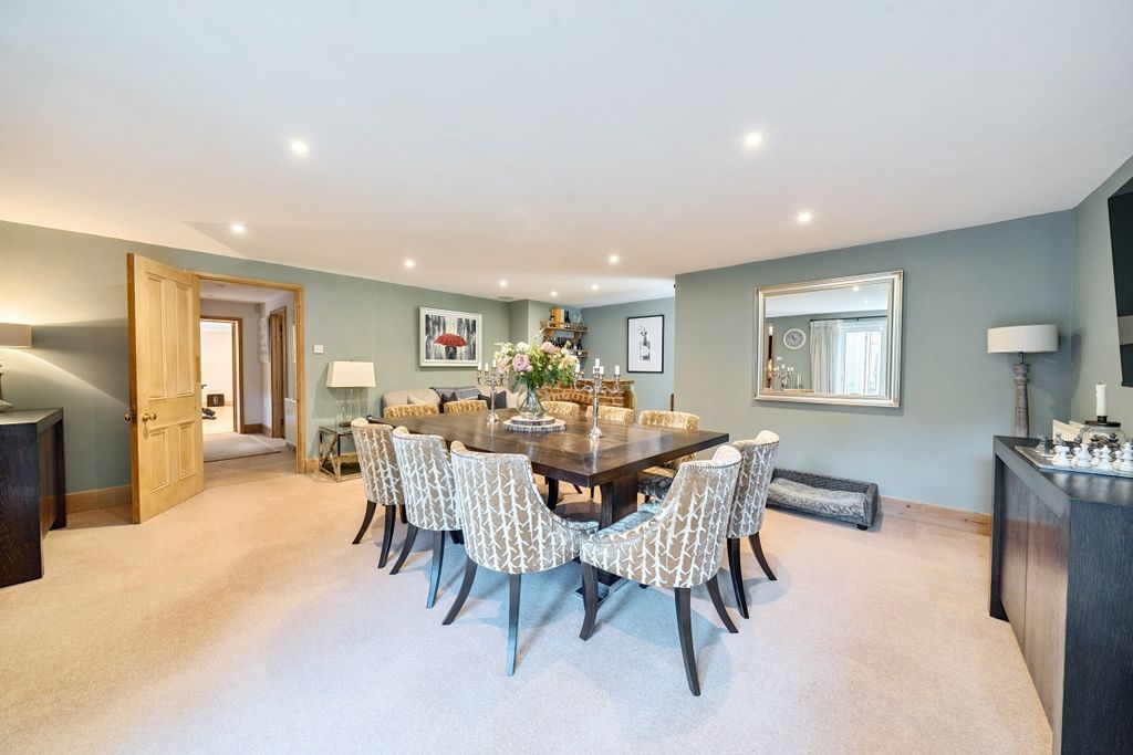 Property photo 3 of 27