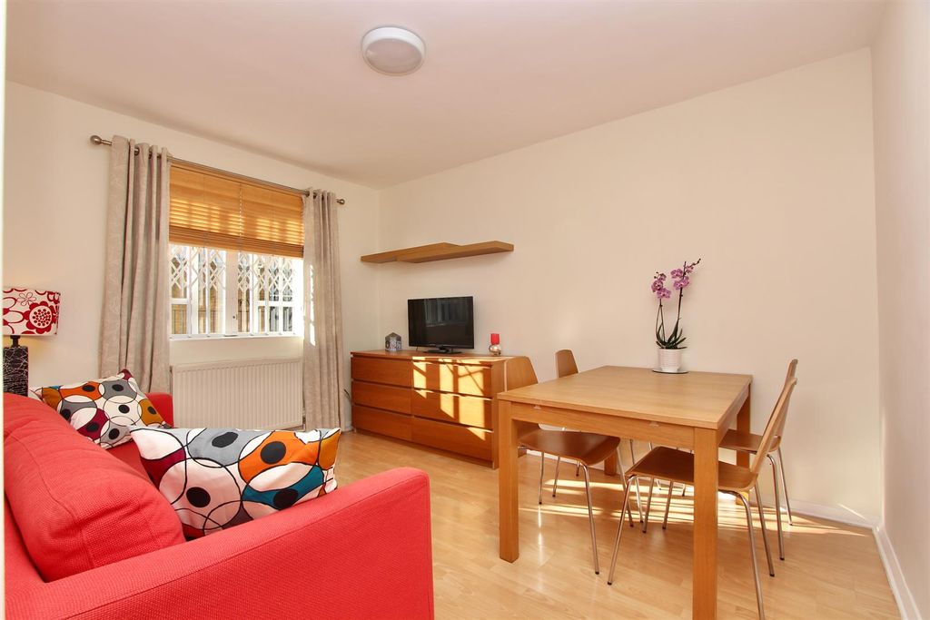 Property photo 1 of 10 Hayhurst Court, N1