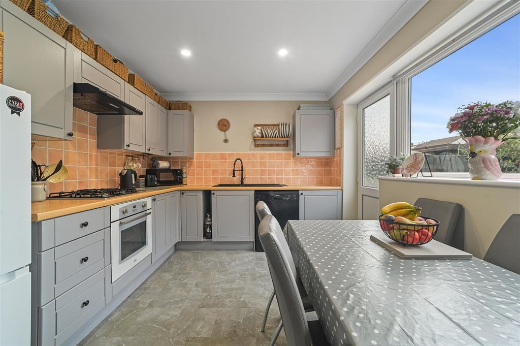 Property photo 2 of 11 Kitchen Diner