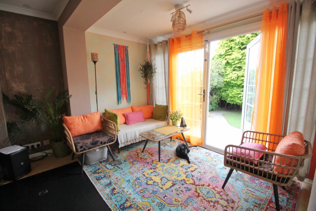 Property photo 3 of 11 Lounge