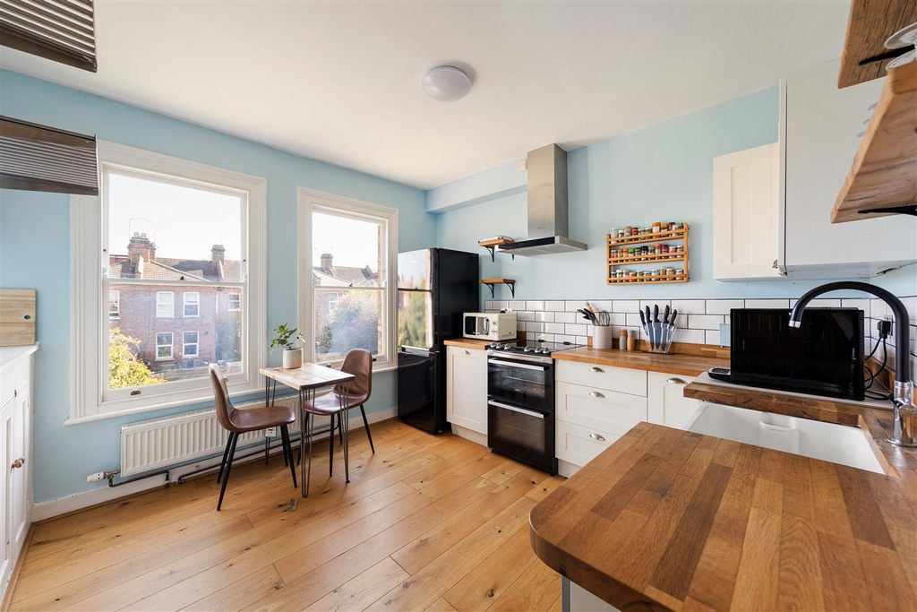 Property photo 3 of 32 Bemsted Road, E17