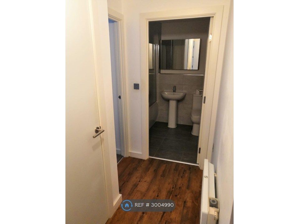 Property photo 3 of 7 Hallway