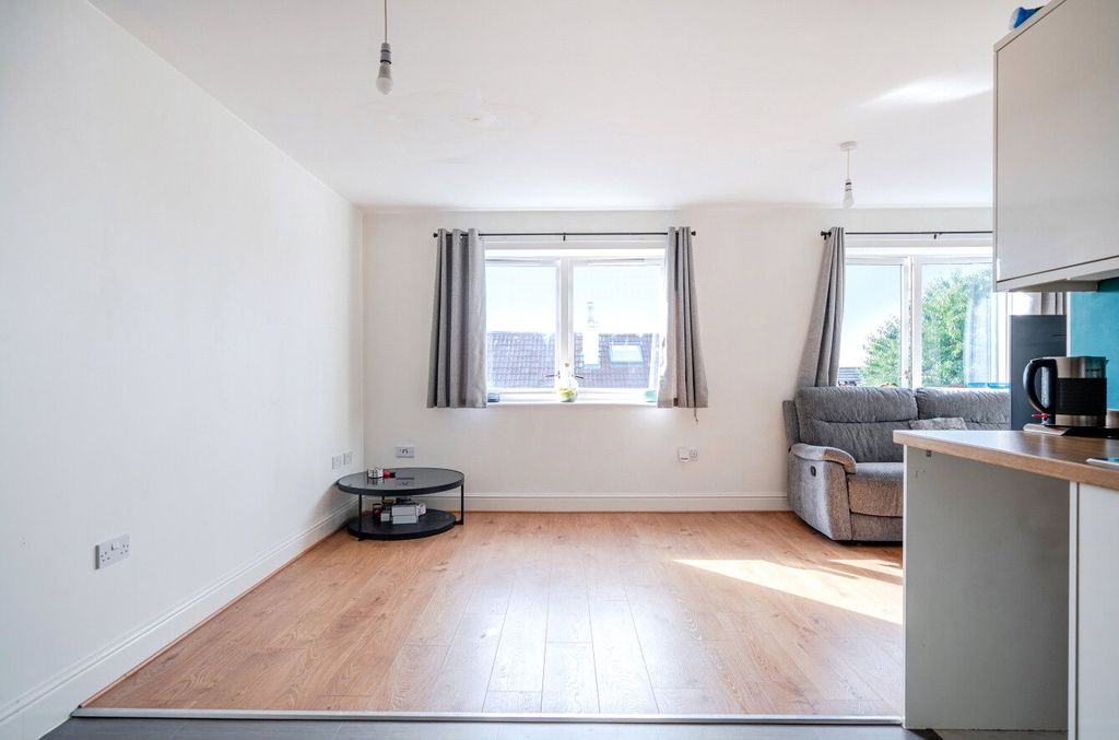 Property photo 3 of 11 1357076-4-68cd227...