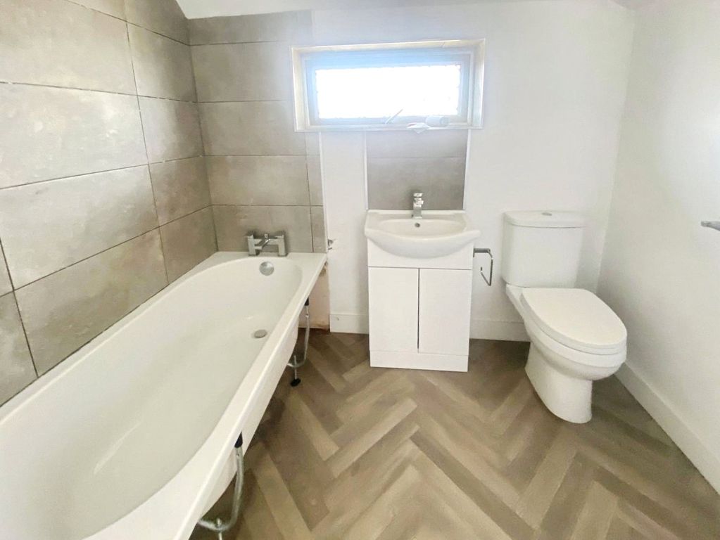 Property photo 3 of 9 Bathroom