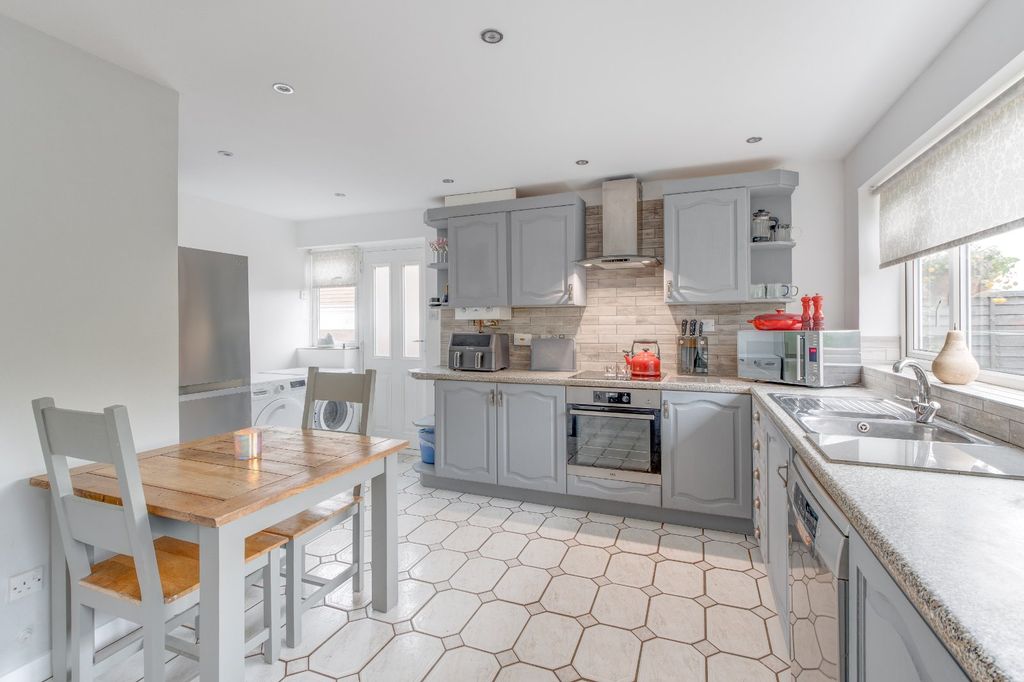 Property photo 2 of 23 Picture No. 18