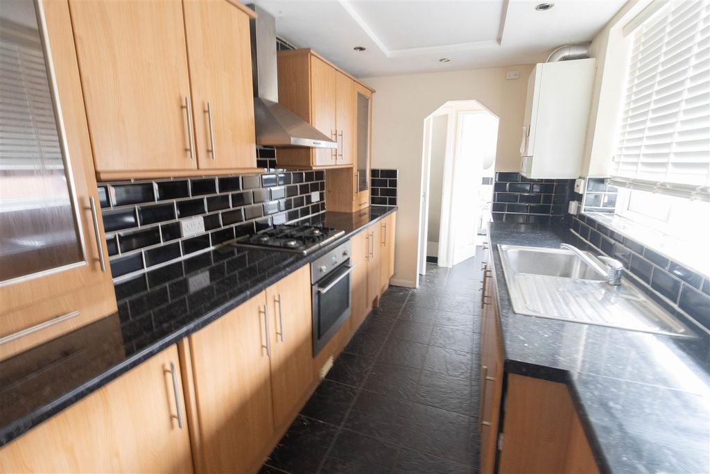 Property photo 3 of 8 Kitchen