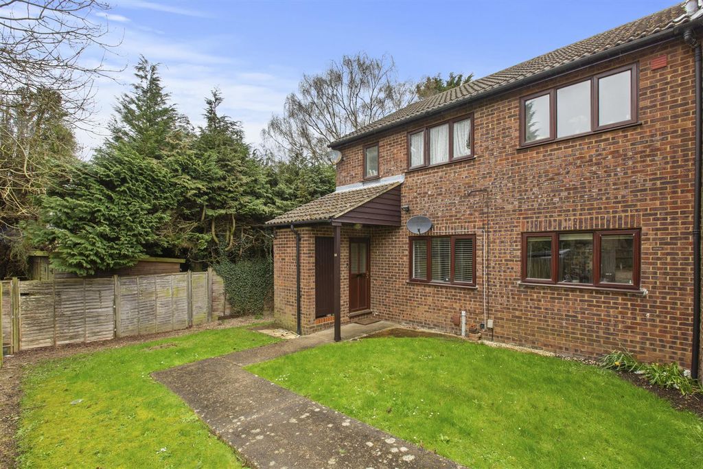 Property photo 1 of 12 16 Birinus Close, Hp12 3Lz-9.Jpg