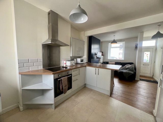 Property photo 3 of 10 Kitchen