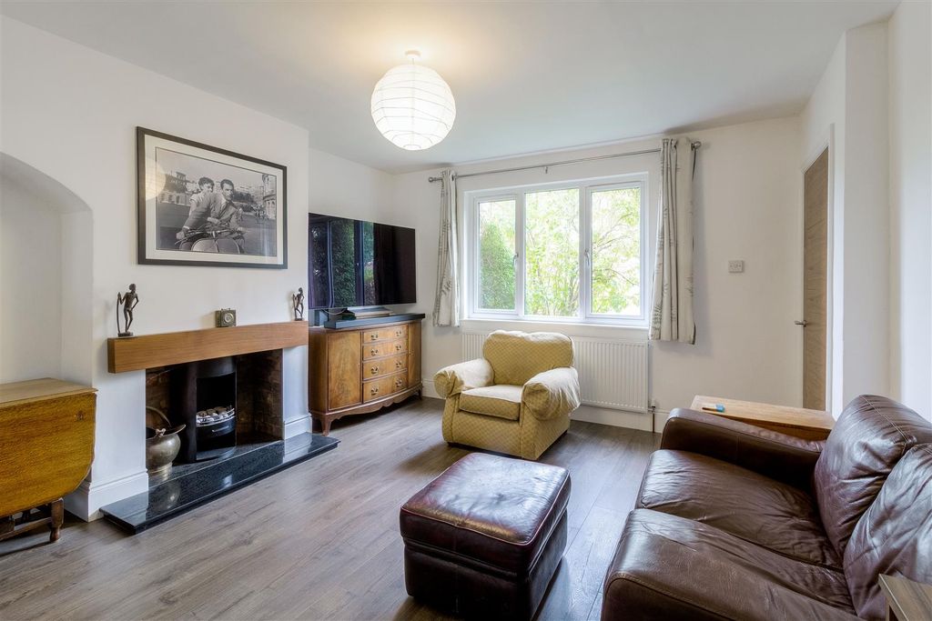 Property photo 2 of 8 56 Eastfield Crescent - Living Room