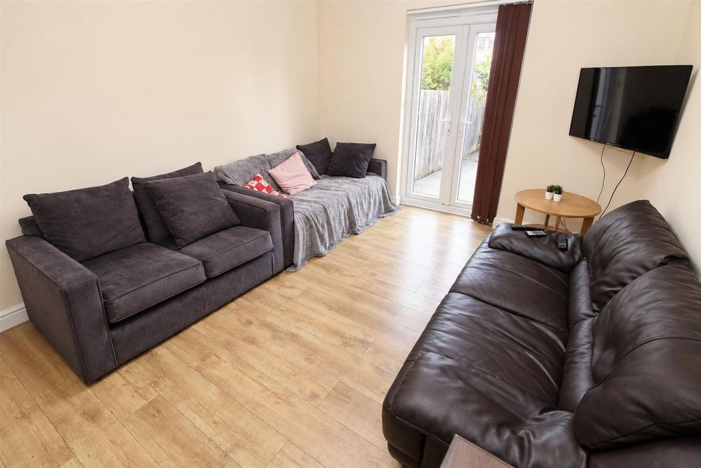 Property photo 2 of 17 Cbb27E36-4F8A-4286-A531-4276E68Fd2ee.Png